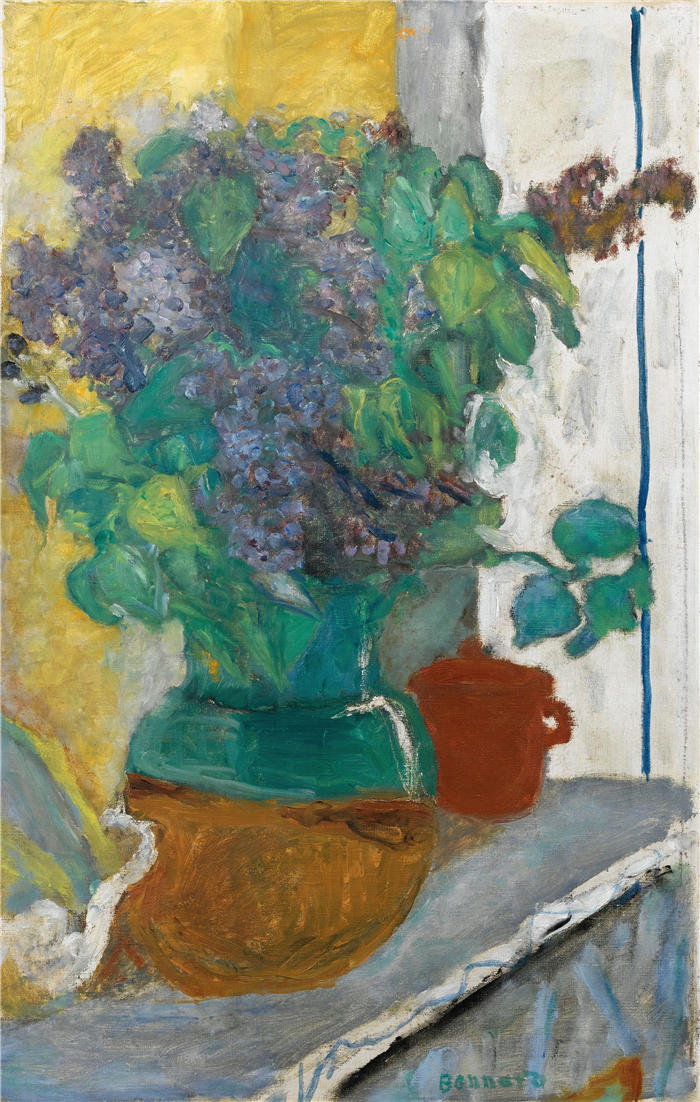 皮埃尔·邦纳德(Pierre Bonnard,法国画家)作品-黄色和绿色陶器花瓶中的紫色丁香(1930 年)高清下载