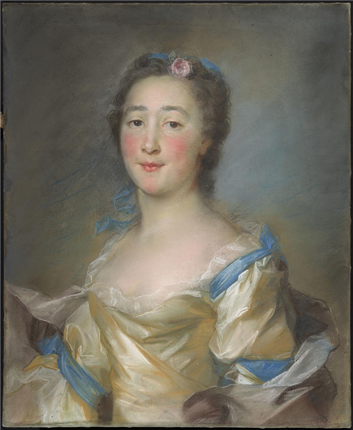 让-巴蒂斯特·佩罗诺(Jean-Baptiste Perronneau,法国画家)高清作品-《一位身着蓝丝带黄袍的年轻女士(约 1767 年)》