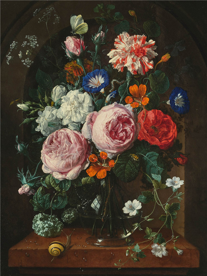 玻璃花瓶中插着一束花 Bouquet of flowers in a glass vase with butterfly