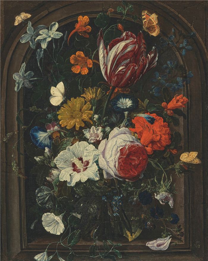 壁龛中玻璃花瓶里的花 flowers in a glass vase in a niche